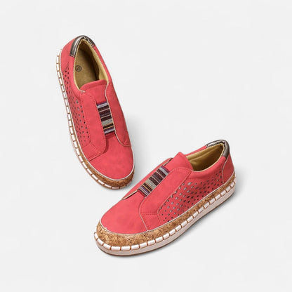 Slip On Sneaker mit Lochmuster und Bastdetails