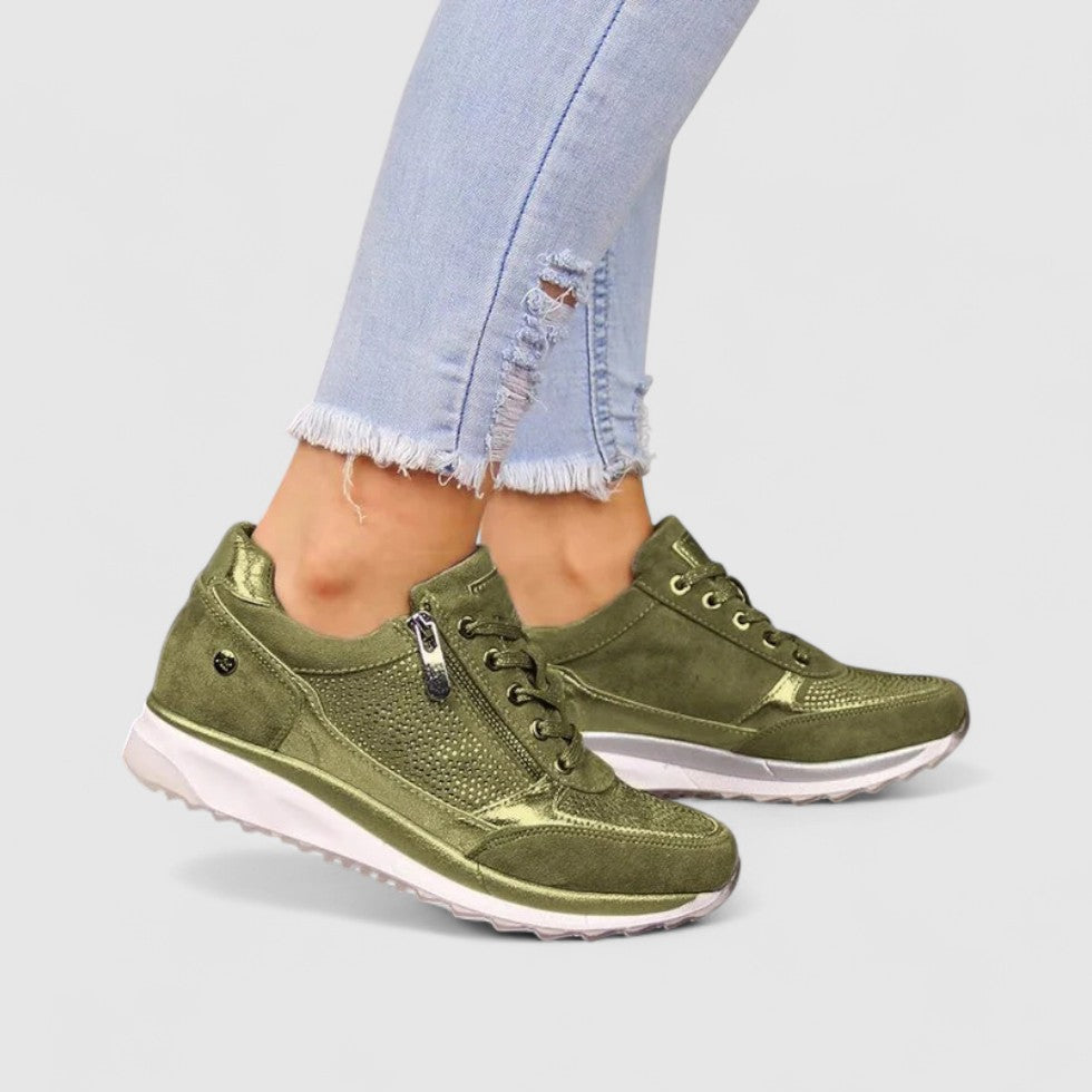 Sneaker mit seitlichem Reißverschluss und Glanzdetails