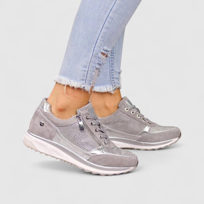 Sneaker mit seitlichem Reißverschluss und Glanzdetails